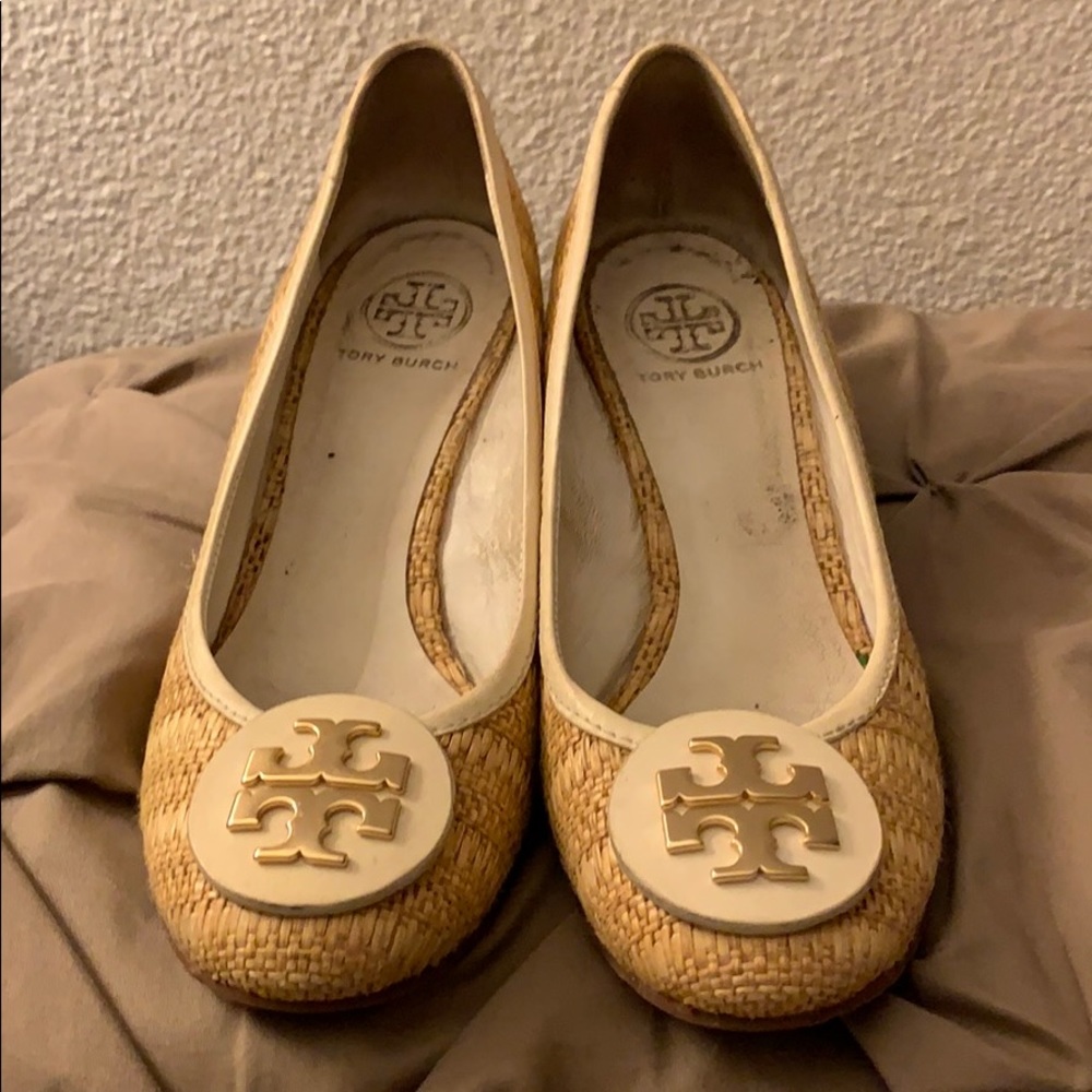 Tory shoe tan/beige gold logo good condition